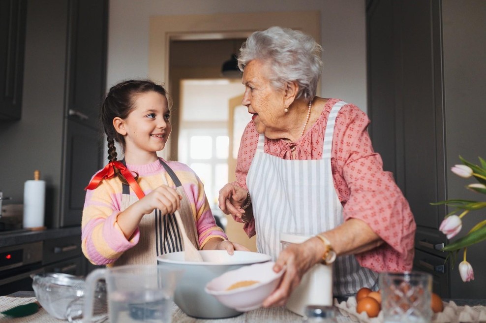 Babica in vnukinja pečeta torto (foto: Profimedia)