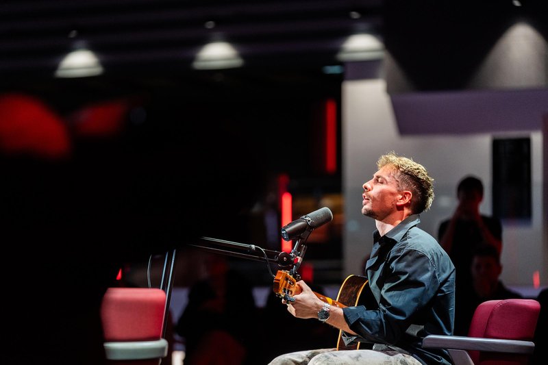 Žan Serčič predstavil nov album Na ulicah srca