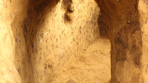 Pred gradnjo vetrnih elektrarn so preverili teren, ko jih je zadela strela z jasnega: odkrili vhod v skrivni rov, tam pa ...