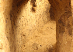 Pred gradnjo vetrnih elektrarn so preverili teren, ko jih je zadela strela z jasnega: odkrili vhod v skrivni rov, tam pa ...