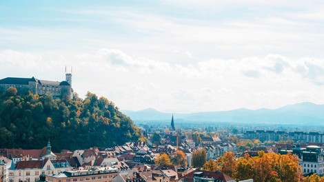ljubljana mesto slovenija prestolnica glavno mesto panorama zelezniska postaja dela kaos promet