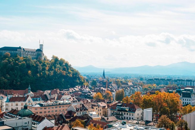 ljubljana mesto slovenija prestolnica glavno mesto panorama zelezniska postaja dela kaos promet