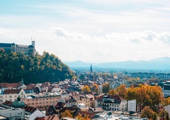 "Med sprehodom se že težko zadržujem, stranišča pa nikjer ..." (Ljubljančan negoduje nad ureditvijo mestnega predela)
