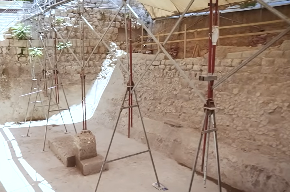 Arheologi so obmolknili in se zgolj spogledali: globoko pod površjem naleteli na osupljivo najdbo, ki lahko koristi še danes (foto: YouTube/posnetek zaslona)