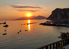 V tem obmorskem raju jim je zaradi turistov prekipelo: vse to je zdaj prepovedano, omejitev kot solate!