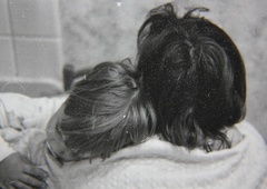 Mama mislila, da je njena 6-letna hčerka zgolj utrujena: ko jo je odpeljala k zdravniku, se ji je sesul svet pred očmi (izpoved, ki para srce)