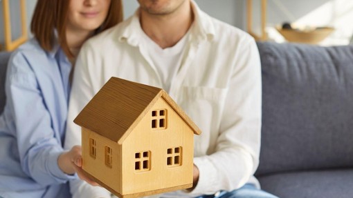 Bosanec je za majhen denar kupil pravo podrtijo, a to, kar je našel v hiši, mu je pomagalo rešiti vse težave