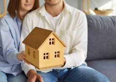 Ta par živi in dela v hišici, veliki le 37 kvadratnih metrov: "50.000 evrov, pa imava čisto vse, kar rabiva za lepo življenje"