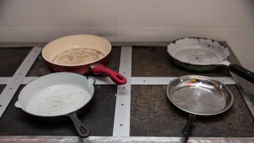 Zažgane ponve se bodo svetile kot stanovanje po spomladanskem čiščenju: enostaven trik, za katerega potrebujete le limono in vrelo vodo