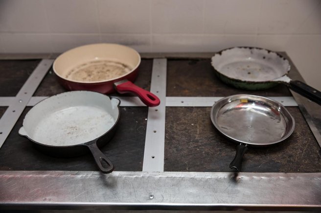 Zažgane ponve se bodo svetile kot stanovanje po spomladanskem čiščenju: enostaven trik, za katerega potrebujete le limono in vrelo vodo