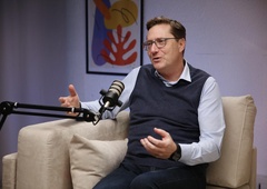 Iz udobja v politično areno: Vladimir Prebilič v podkastu Tvoj glas 26 o politiki, vzgoji in pogumu stopiti iz cone udobja