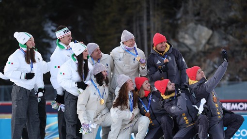 Zmagovalni selfi: ikonični trenutek na zmagovalnem odru in v kulturi stopa v svoje naslednje poglavje na Milano Cortina 2026