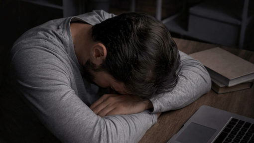 Nečak s tresočo roko brskal po USB-ključu svojega strica in pretresen odkril grozljivo skrivnost