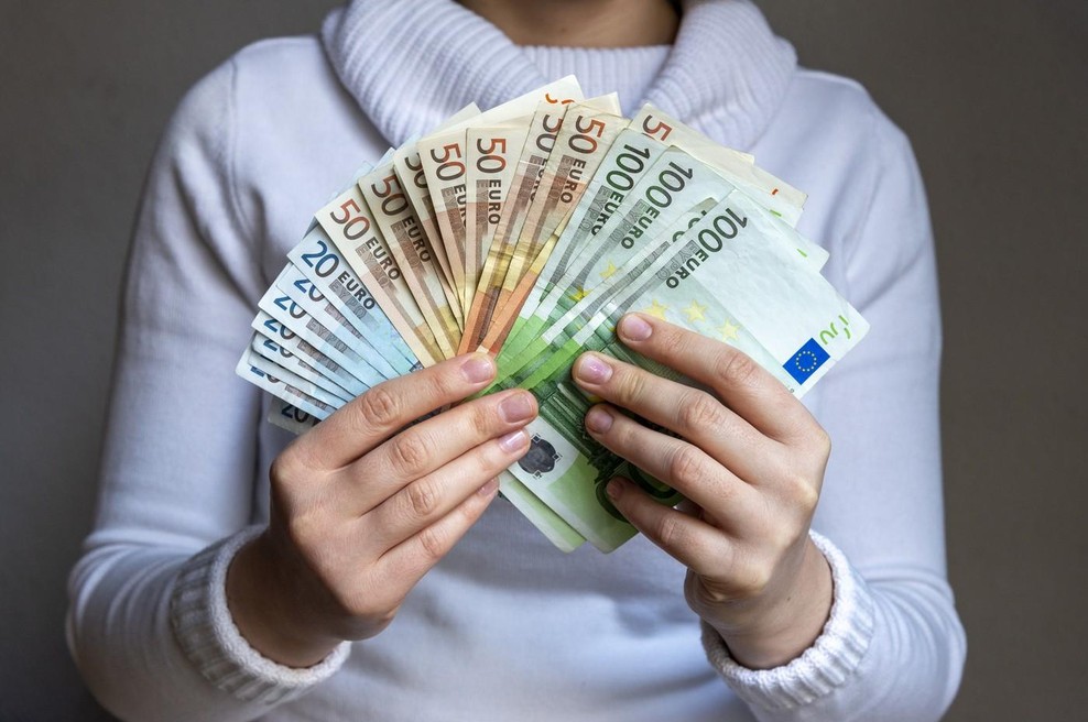 Že 10 let dobiva socialno pomoč in hkrati dela na črno, denar ji leti na kup, ona pa trdi: "Sistem me je pokvaril" (foto: Profimedia)