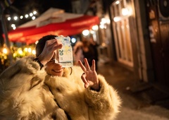 Ves čas jokali ob pogledu v denarnico, zdaj bodo dobili največ: za teh 5 znamenj bo denar kar deževal