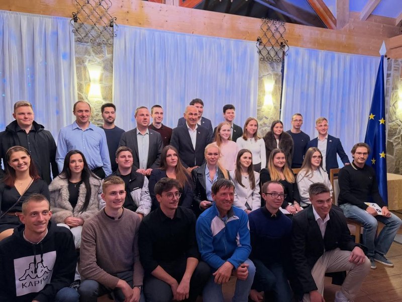 Podcast camper Po desnem pasu: mladi politiko vračajo med ljudi