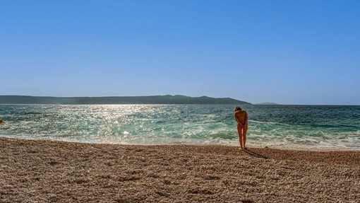 Na Pagu od besa bruhajo ogenj, Slovenca bi najraje utopili v žlici vode: glasni protesti, potem ko je na plaži postavil ...