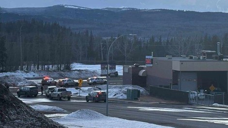 Strelski napad na srednji šoli: umrlo najmanj 9 ljudi, streljala naj bi ženska