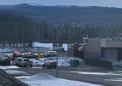 Strelski napad na srednji šoli: umrlo najmanj 9 ljudi, streljala naj bi ženska