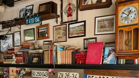 Gramofonske plošče, časopisni izrezki in fotografije Tita: edinstvena kavarna in restavracija, kjer je Jugoslavija še vedno živa