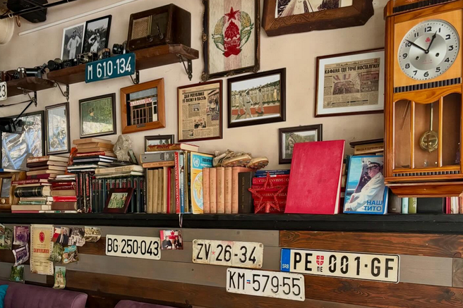 Gramofonske plošče, časopisni izrezki in fotografije Tita: edinstvena kavarna in restavracija, kjer je Jugoslavija še vedno živa