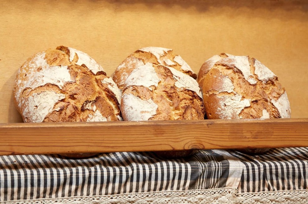 Trik profesionalnih pekov: ko doma pečete kruh, dodajte žlico tega živila - mehek bo kot bombaž, svež pa več dni (foto: Profimedia)
