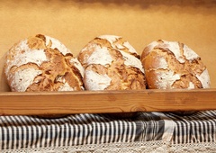 Trik profesionalnih pekov: ko doma pečete kruh, dodajte žlico tega živila - mehek bo kot bombaž, svež pa več dni