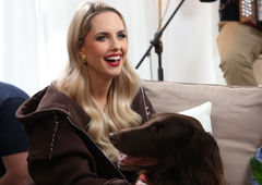 Ko delček zasebnosti pokažeš svetu: slovenska voditeljica razkrila, kako snema oddajo v svoji dnevni sobi (FOTO)