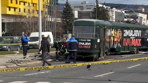V Sarajevu iztiril tramvaj: do smrti zmečkal žensko, še štiri osebe poškodovane