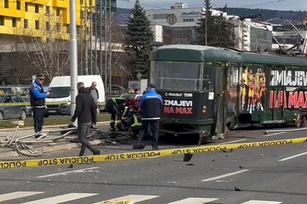 V Sarajevu iztiril tramvaj: do smrti zmečkal žensko, še štiri osebe poškodovane (foto: X/KamenjarCom)