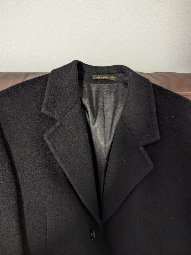 "Narejen za celo življenje": Američan pokazal jugoslovanski plašč, ki ga nosi že skoraj dvajset let