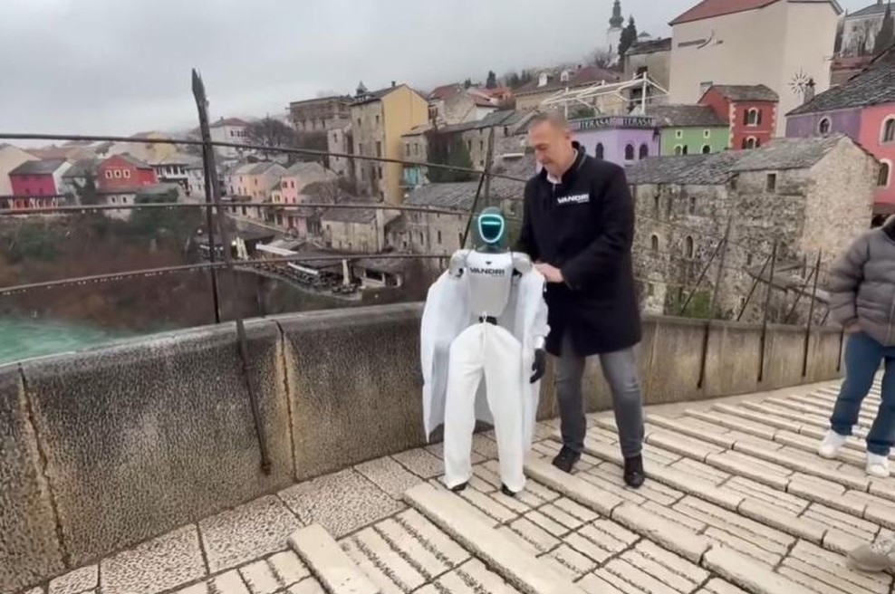 Slovenski robot na pohodu po bosanskih ulicah, mimoidoče spravlja v smeh z vici (VIDEO) (foto: Youtube/posnetek zaslona)