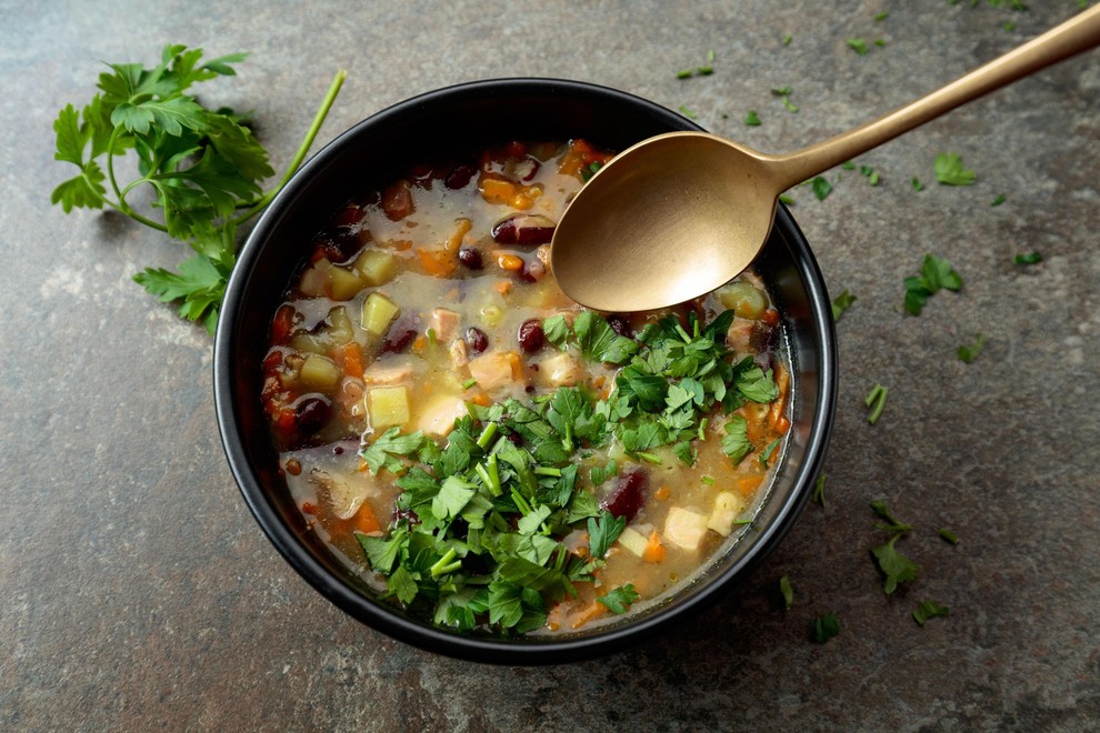ŽIVLJENJE LAHKO PODALJŠA PREPROSTA ENOLONČNICA Značilna jed modrih con so preproste zelenjavne enolončnice s stročnicami in žiti. Tak obrok zagotavlja …