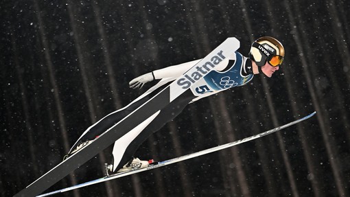 Imamo še eno zlato! Domen Prevc preko vseh tekmecev poletel do olimpijskega naslova