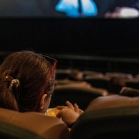 Ko je videla, kaj obiskovalki počneta v kinu, ni mogla več zadržati besa: "Zdržala sem do polovice filma, potem pa ..."