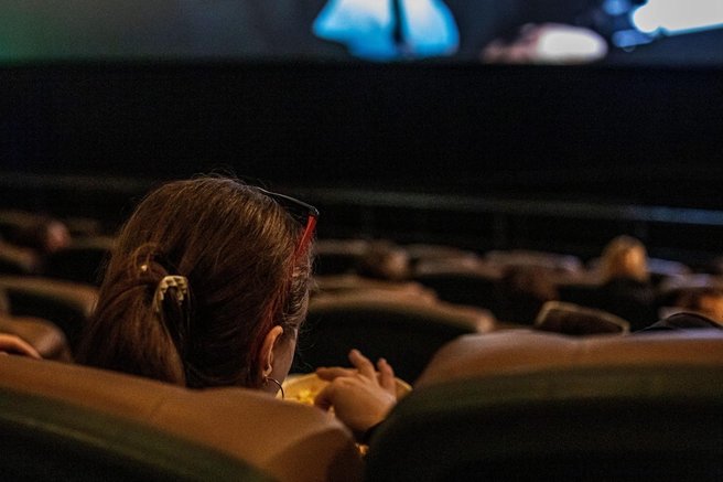Ko je videla, kaj obiskovalki počneta v kinu, ni mogla več zadržati besa: "Zdržala sem do polovice filma, potem pa ..."