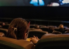 Ko je videla, kaj obiskovalki počneta v kinu, ni mogla več zadržati besa: "Zdržala sem do polovice filma, potem pa ..."