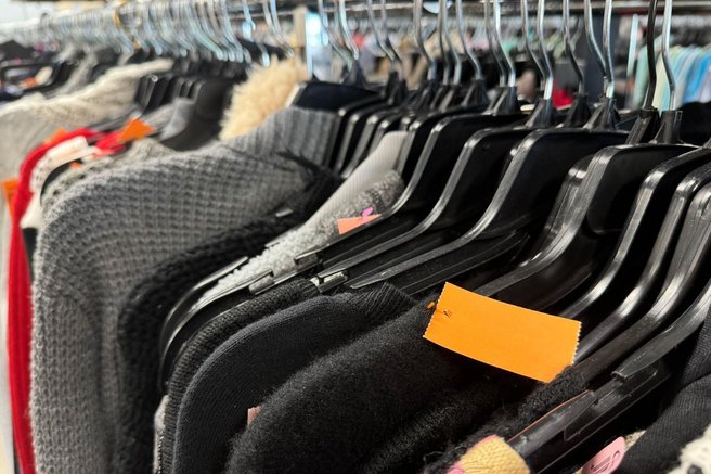 oblačila trgovina obešalniki
