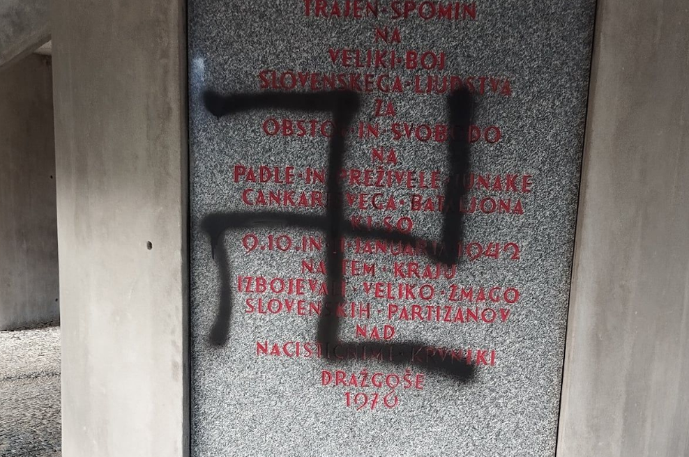 Grozljiva skrunitev: v Dražgošah neznanci na spominsko ploščo narisali kljukasti križ (foto: Facebook/Ivan Albreht)