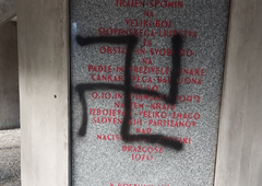 Grozljiva skrunitev: v Dražgošah neznanci na spominsko ploščo narisali kljukasti križ