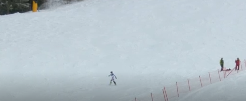 Besen kot ris: smučarski zvezdnik na OI zalučal palici in se odpravil proti gozdu (FOTO)