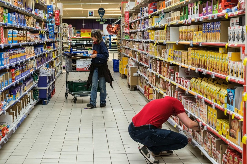 francija trgovina trgovci prodajne police supermarket nakupovanje jajca protest evropska unija tezave kure kokosi