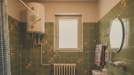 "Imeli smo malo, a smo imeli vse": posnetek jugoslovanske kopalnice mnoge ganil do solz