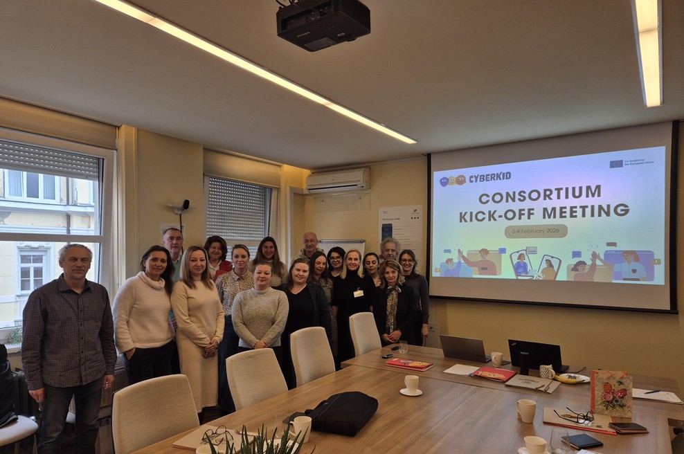 Obrnjene vloge v Mariboru: namesto pridig bodo zdaj otroci učili starše, kako preživeti na spletu (foto: CYBERKID)