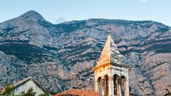
                                                         Zavežite pohodne čevlje in spakirajte kopalke: to je popolna destinacija, kjer lahko hkrati uživate v gorah in morju