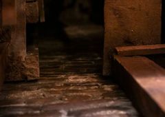 Ko so v 200 let stari hiši  pogledali za vgrajene predalnike, je v prostoru zavladala smrtna tišina: skrivni hodnik vodil do ...