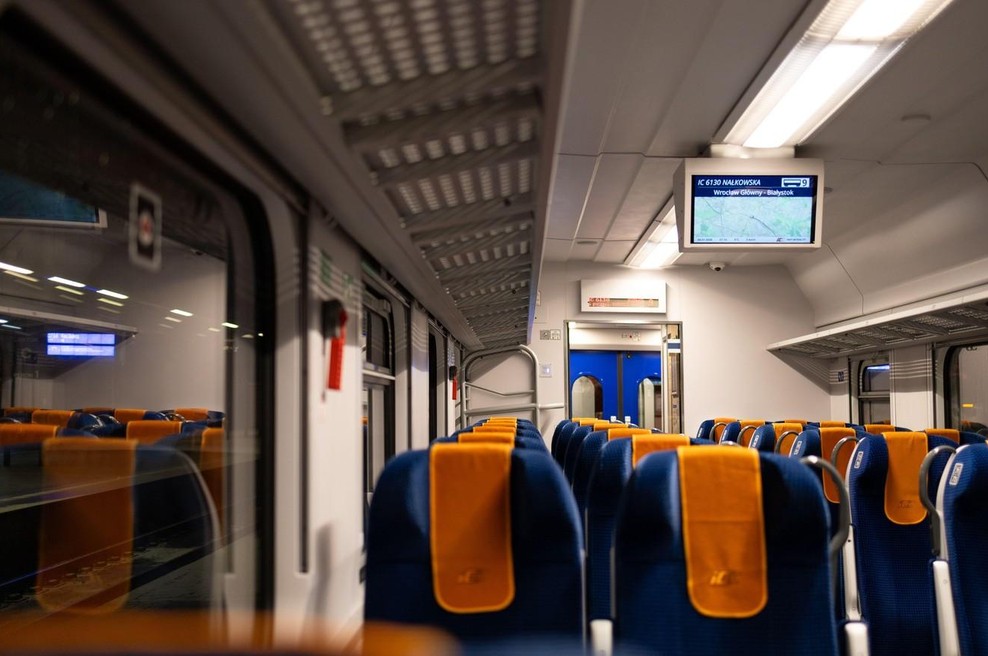 Neverjeten prizor na javnem prevozu: "Gledala sem skozi okno, ko sem nad glavo začutila ..." (foto: Profimedia)