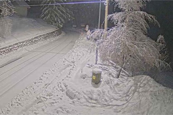 Sneg ohromil Slovenijo: kolaps na cestah, ponekod že nastaja snegolom (FOTO)