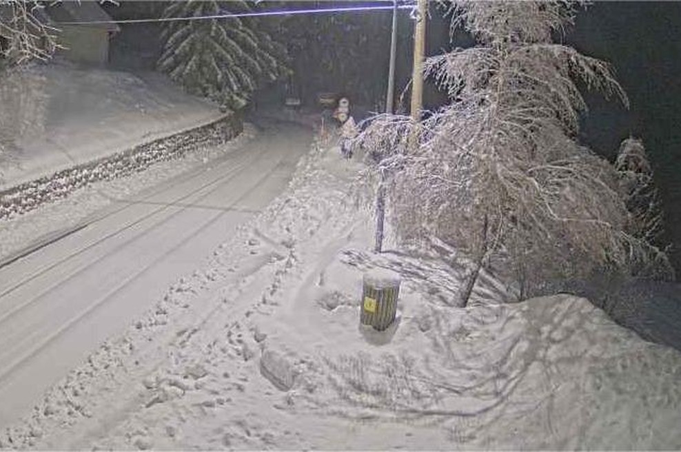 Sneg ohromil Slovenijo: kolaps na cestah, ponekod že nastaja snegolom (FOTO) (foto: Facebook/Promet.si)