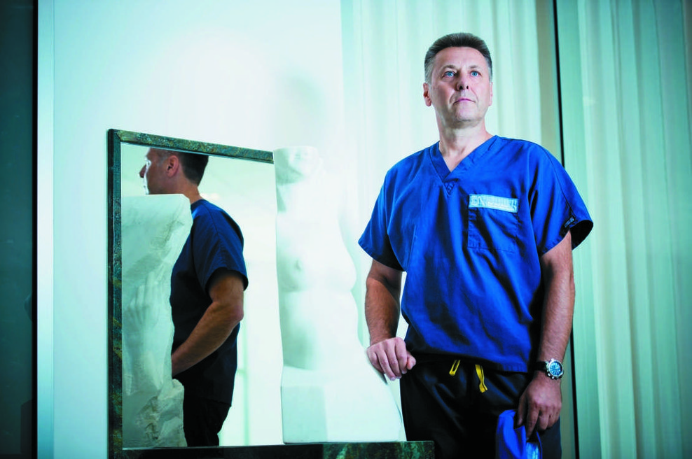 Dr. Uroš Ahčan: "Z estetskim posegom pogosto izboljšamo tudi funkcionalni rezultat" (foto: osebni arhiv)